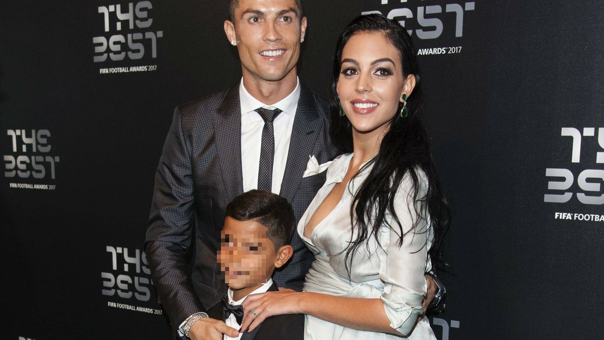 La foto de familia de Cristiano y Georgina durante los Premios The Best