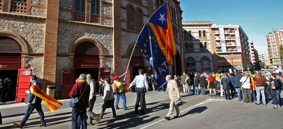 Puertas de acceso a la Asamblea Nacional Catalana celebrada en la Plaza de Toros de Tarragona. (Efe)