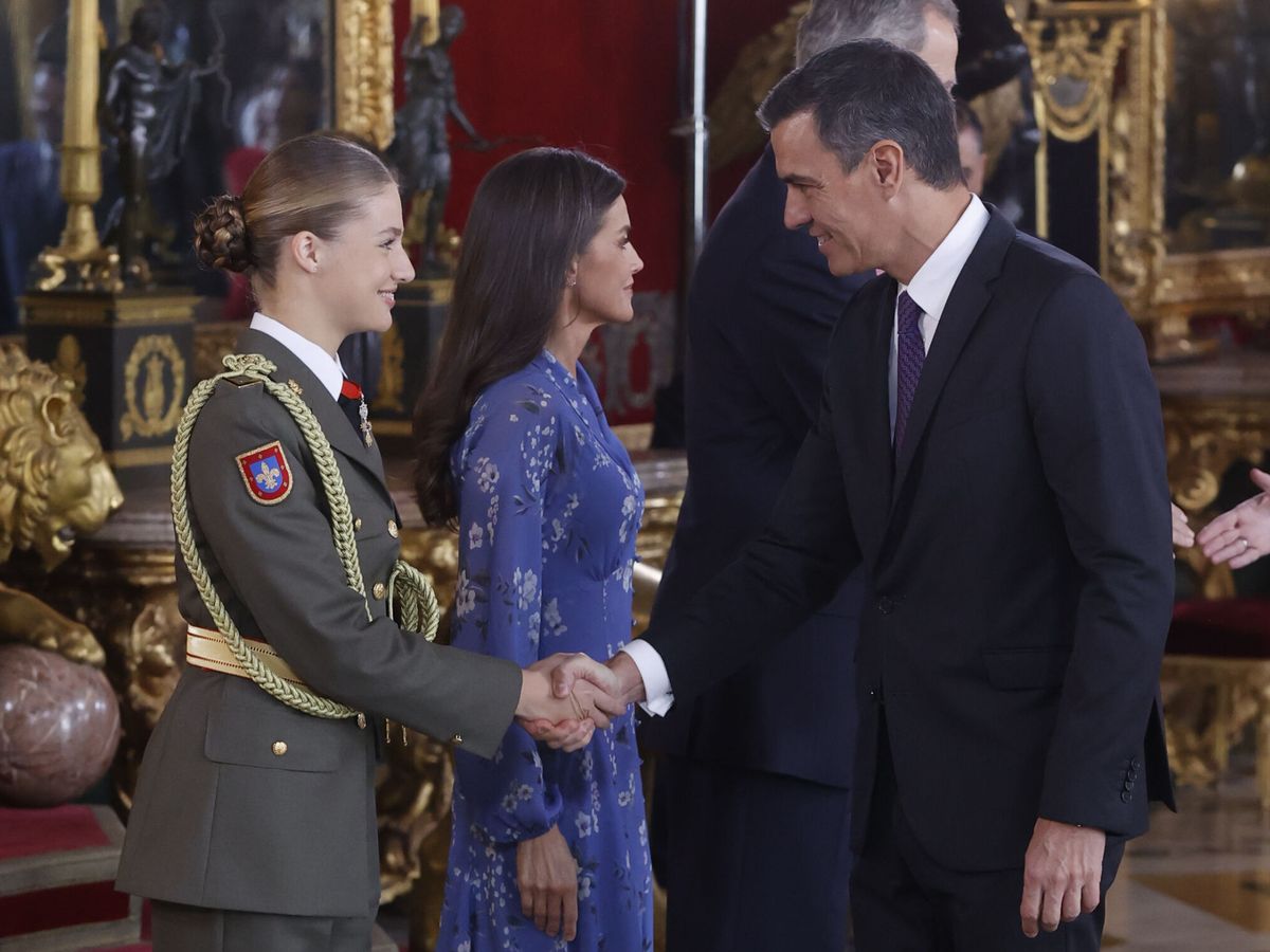 Foto: El presidente del Gobierno en funciones, Pedro Sánchez, saluda a la princesa Leonor durante la recepción oficial después del desfile del Día de la Fiesta Nacional. (EFE/Juan Carlos Hidalgo)