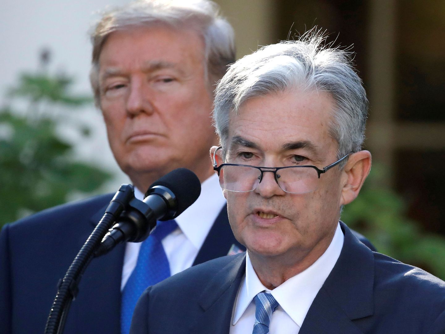 El presidente de EEUU, Donald Trump, observa al presidente de la Fed, Jerome Powell. (Reuters)