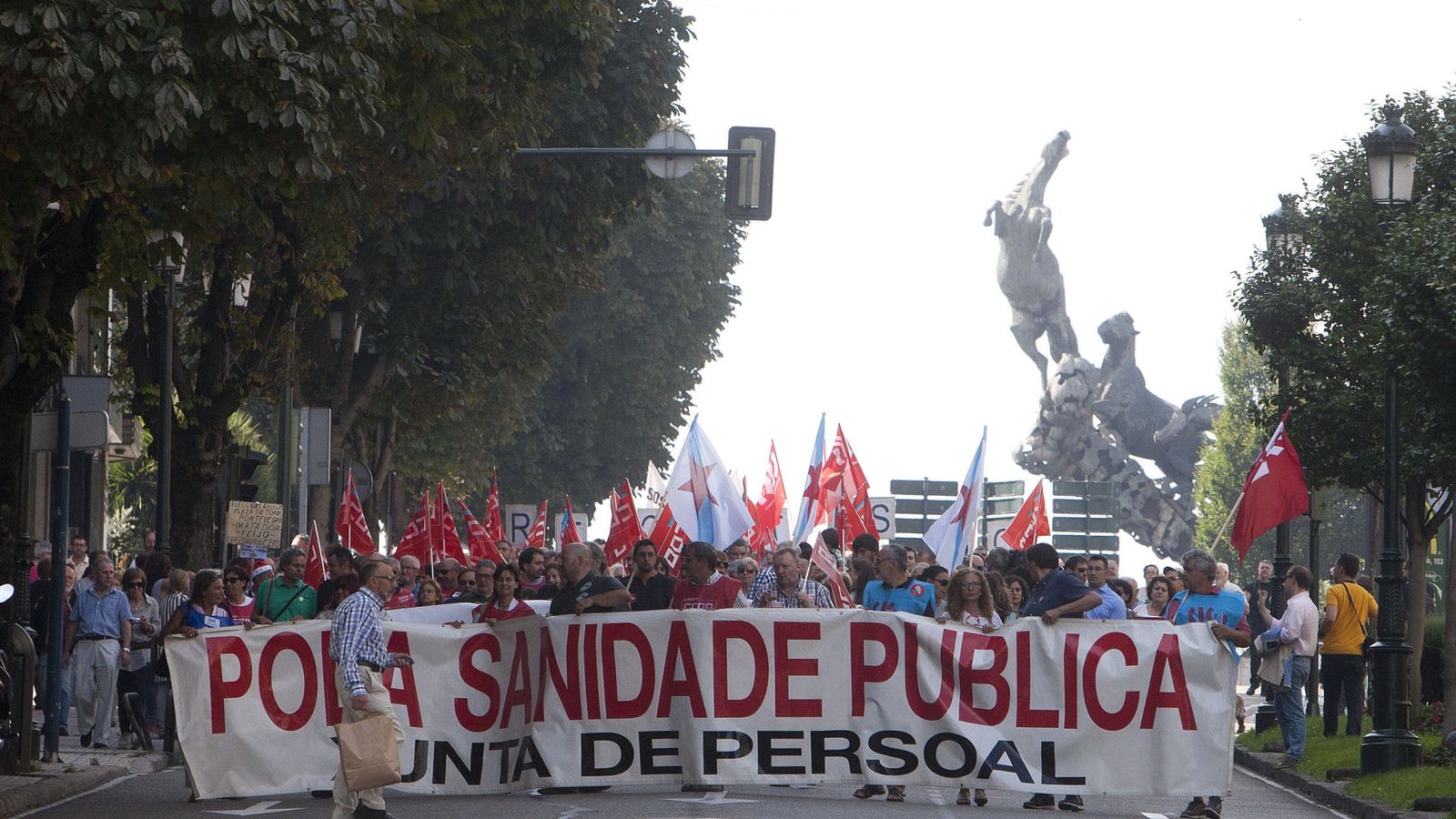 Foto: Cabecera de la manifestación contra la política de sanidad de la Xunta de Galicia en las calles de Vigo. (EFE)