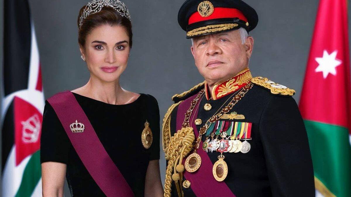 Nuevo retrato de Rania y Abdalá de Jordania por el Jubileo de Plata: de gala y con tiara de diamantes