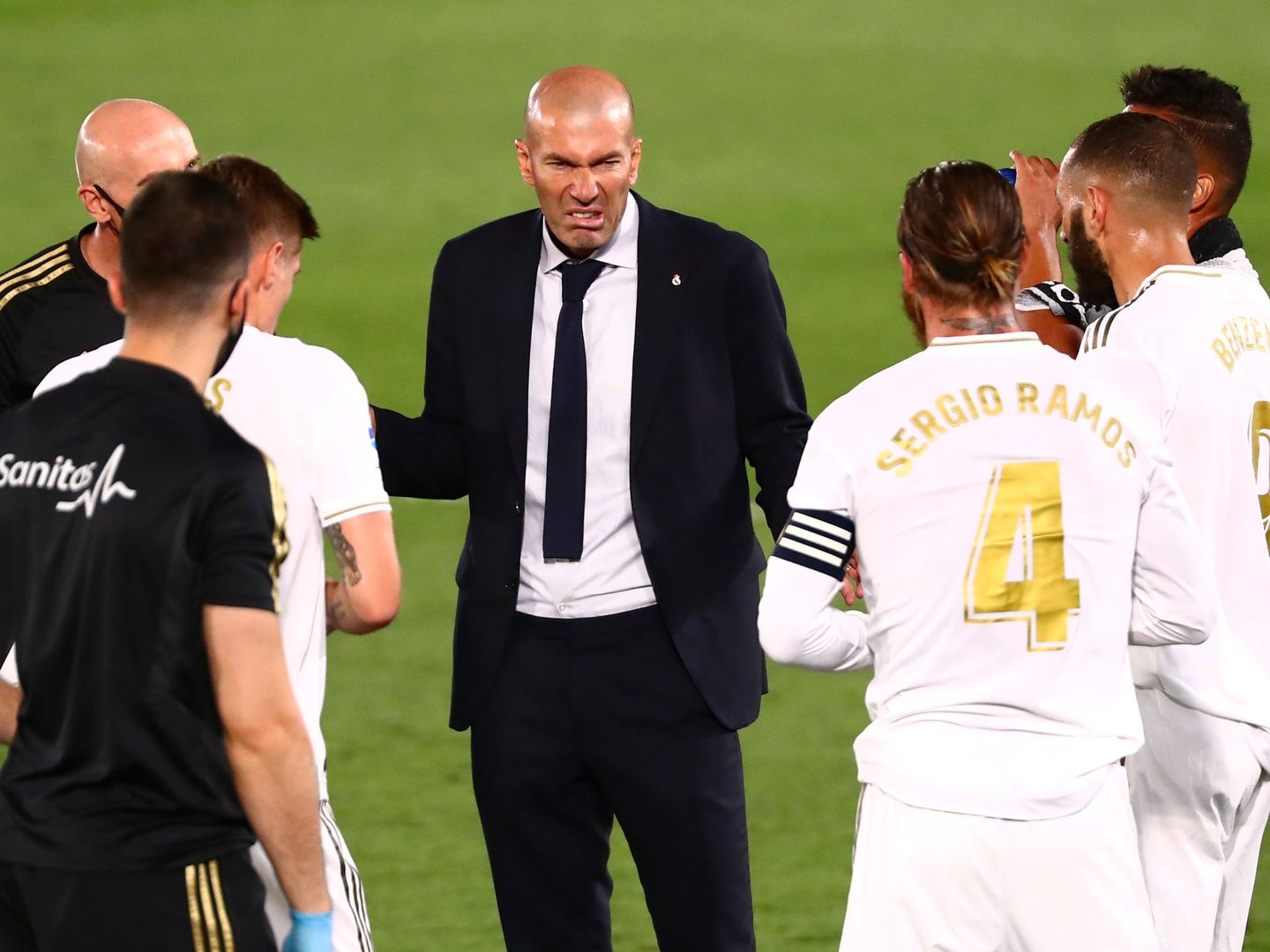 Zidane durante una pausa de hidratación en el partido contra el Getafe. (Efe)