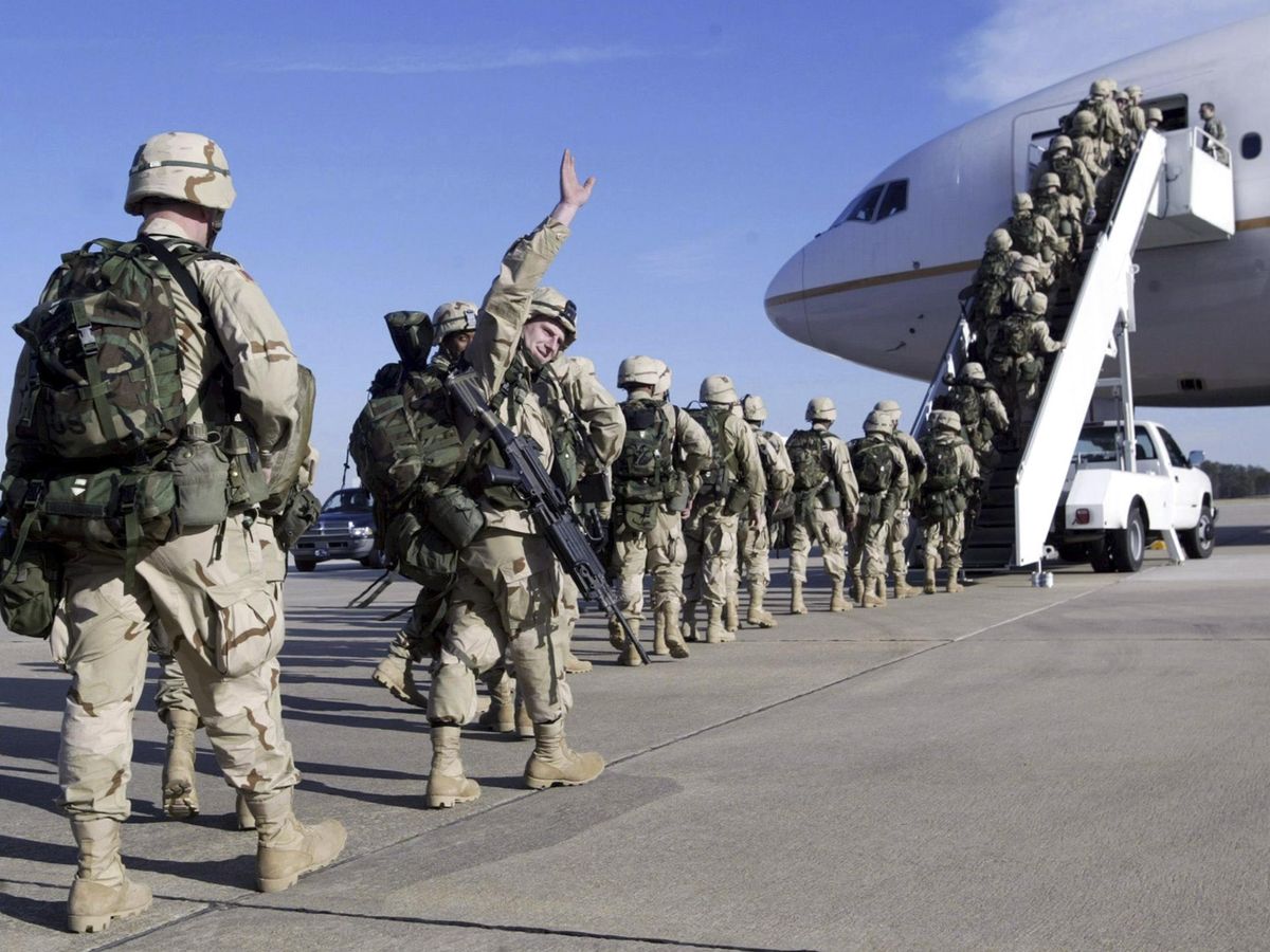 Foto: Fotografía de archivo de la espedida de las tropas que viajaban a Kuwait (Reuters)
