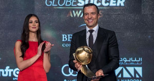 Foto: Jorge Mendes recibe el premio a "mejor agente del año" en 2015. (Reuters) 