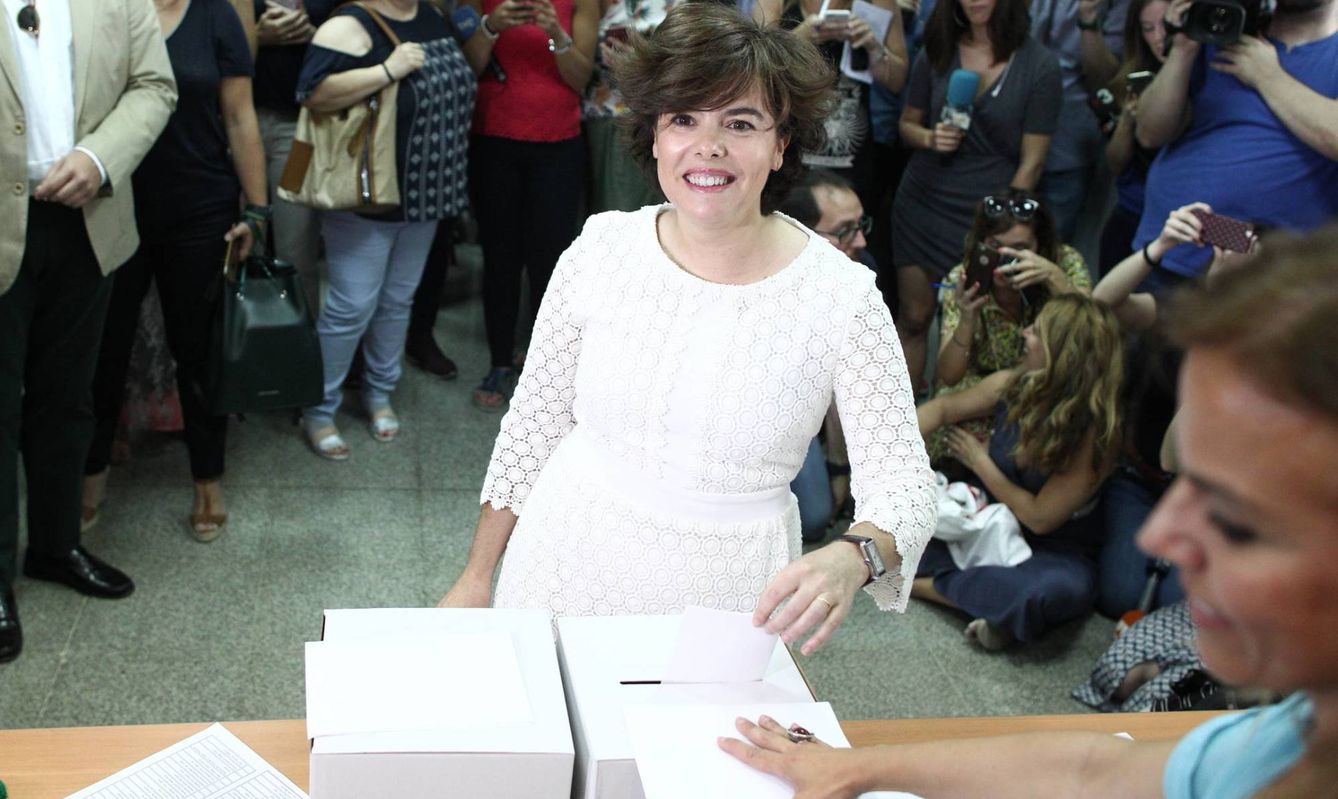 Soraya de Sáenz de Santamaría vota durante las primarias. (EFE)