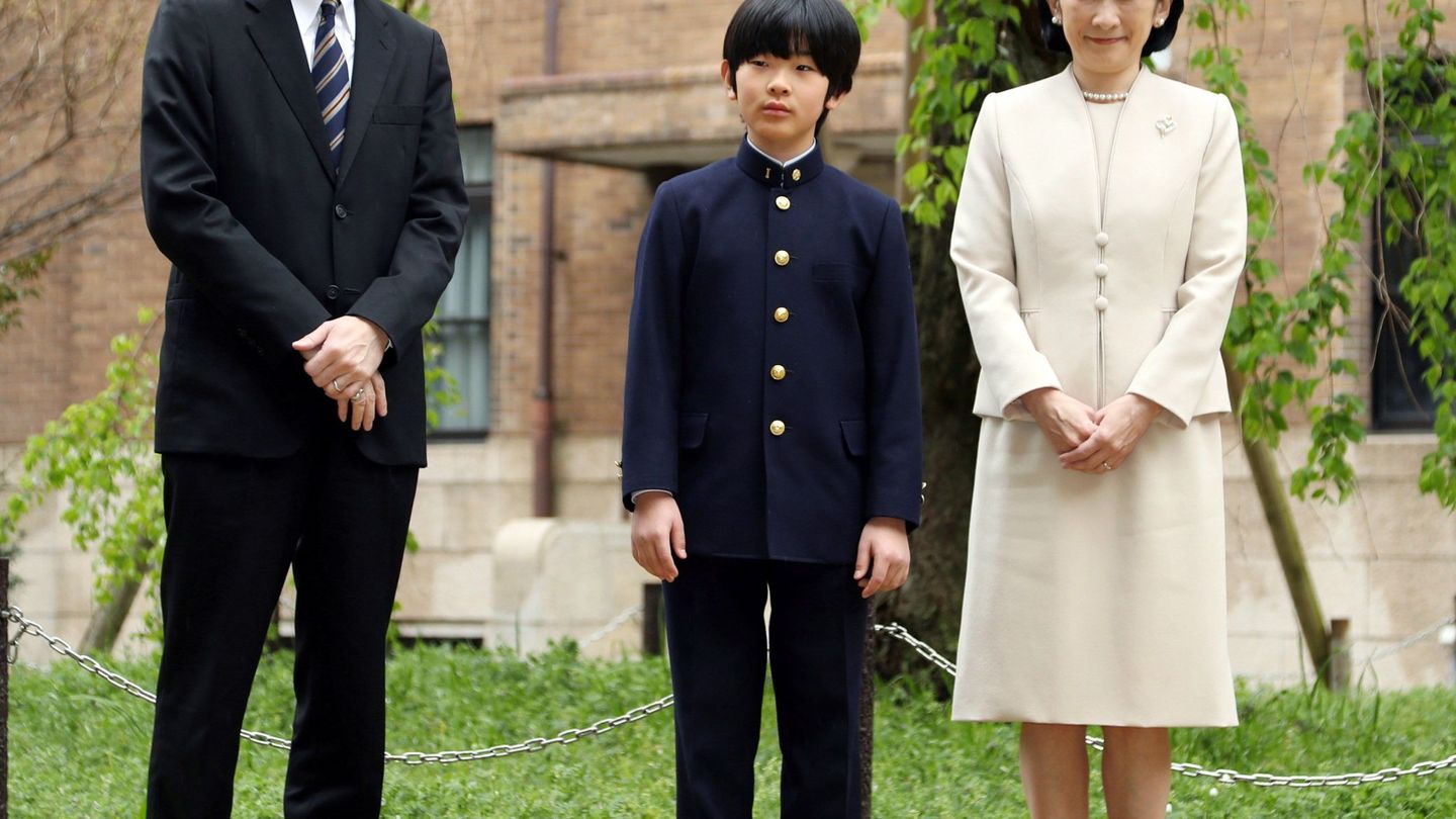 El príncipe Hisahito de Japón junto a sus padres, el príncipe Akishino y la princesa Kiko, en una imagen de archivo. (EFE)
