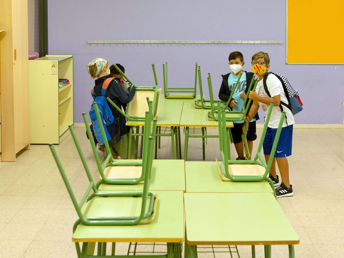 Foto: Varios niños llegan a su aula de la Escola Catalonia de Barcelona. (Enric Fontcuberta/EFE)