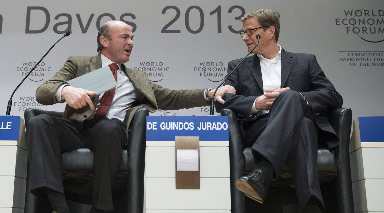 De Guindos y el ministro de Exteriores alemán, Guido Westerwelle, en Davos. (EFE)