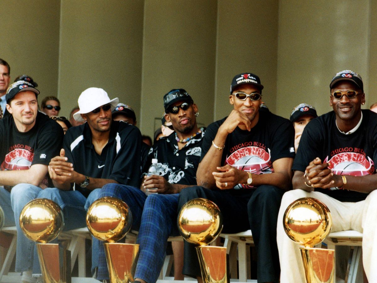 Foto: Los jugadores de los Chicago Bulls Toni Kukoc, Ron Harper, Dennis Rodman, Scottie Pippen y Michael Jordan asisten a un partido de la NBA. (Getty Images/Raymond Boyd)