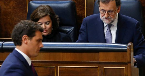 Foto: Albert Rivera se dirige a la tribuna del Congreso. Detrás, Mariano Rajoy y Soraya Saénz de Santamaría. (EFE)