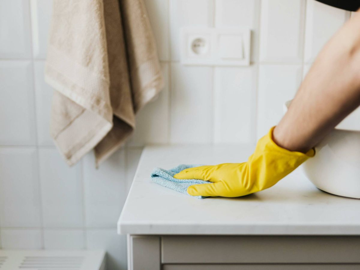 Foto: El truco para eliminar el color amarillo de la silicona a la hora de limpiar el baño (pexels)