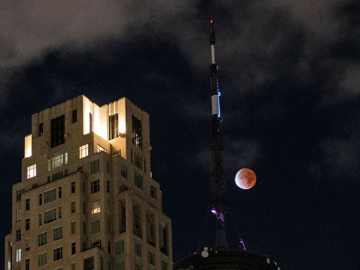 El eclipse lunar fotografiado al lado del One World Trade Center de Nueva York, Estados Unidos (REUTERS/ Eduardo Muñoz)
