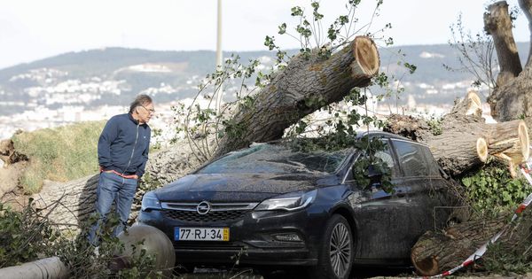 Foto: La tormenta Leslie también ha causado estrasgos en Portugal. (Reuters)