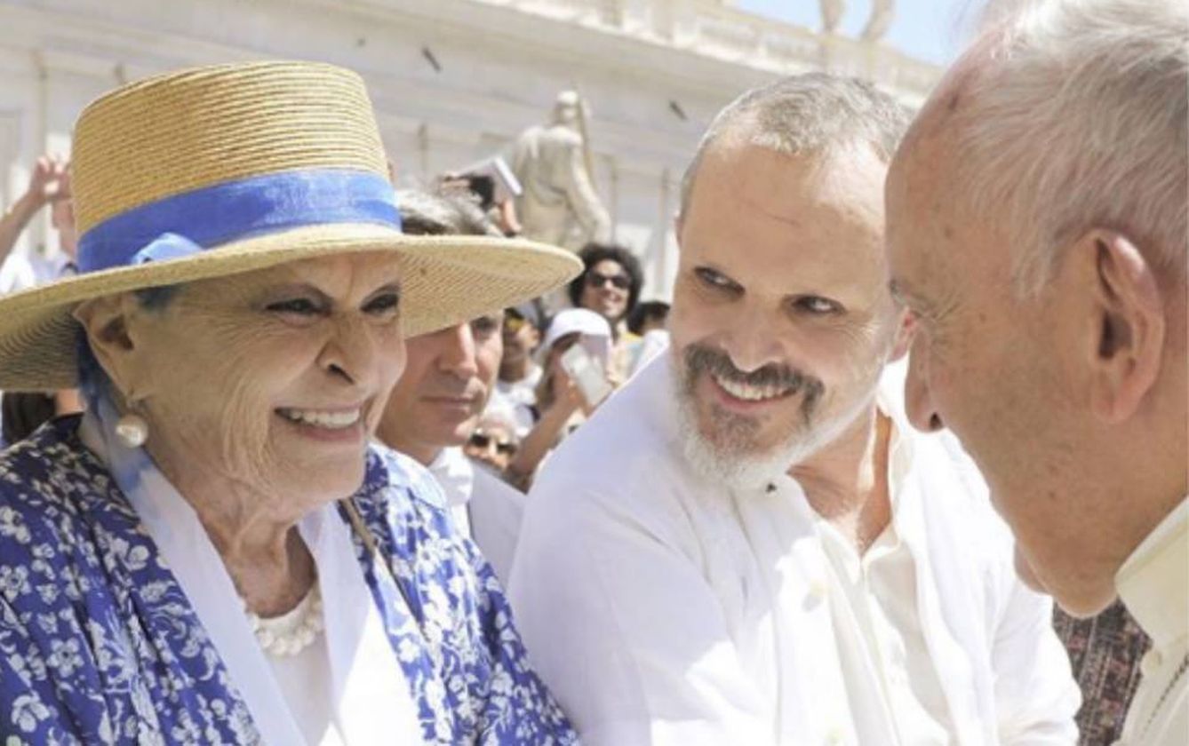 Lucía Bosé y su hijo Miguel con el Papa Francisco. (IG)