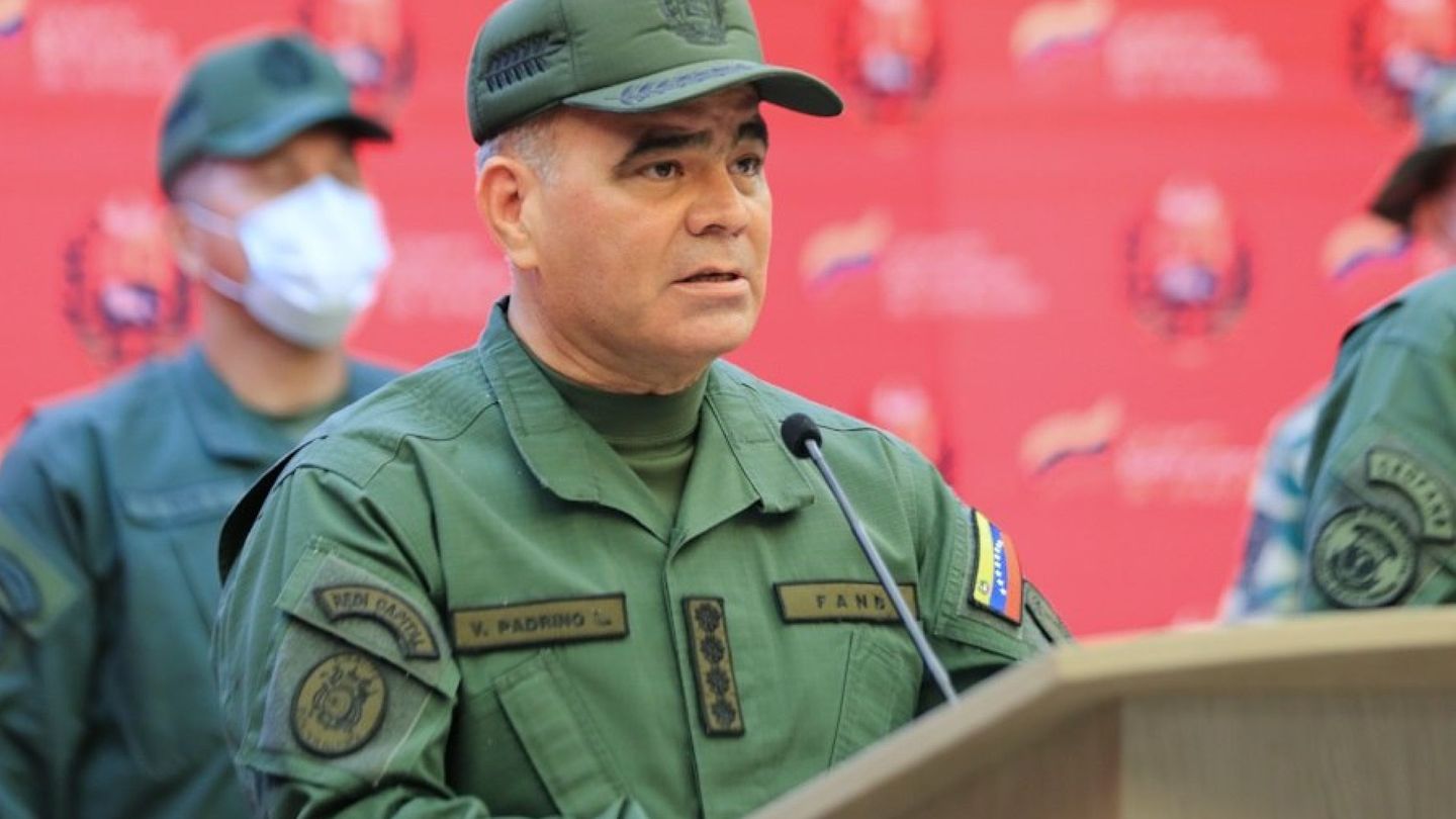 Vladimir Padrino López el día que leyó el comunicado sobre el secuestro de los militares el 23 de abril. (EFE)