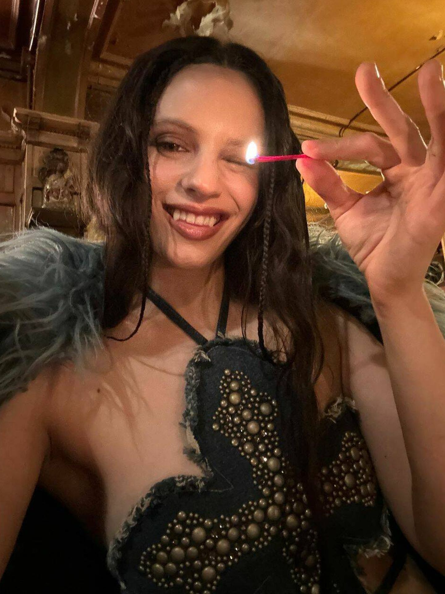 Rosalía, mostrando los colmillos de vampiro en Instagram.  (Instagram/@rosalia.vt)