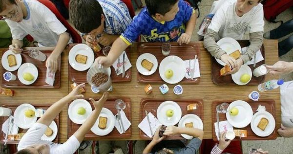 Foto: Niños comiendo en un comedor escolar. (EC)