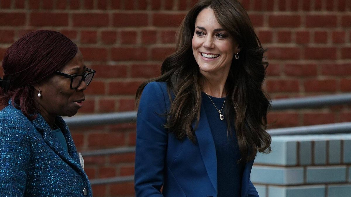 Kate Middleton, con taconazos y estrenando 'power suit' para apoyar una buena causa