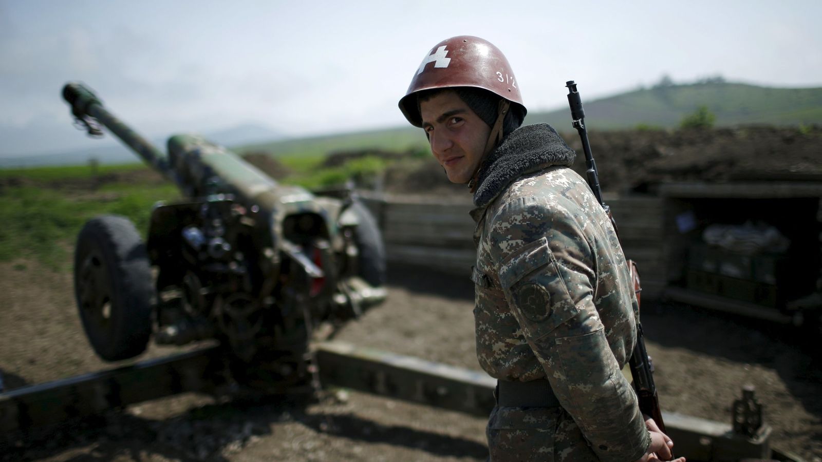 Foto: Un soldado armenio de Nagorno Karabaj junto a una posición de artillería en Martuni, el 8 de abril de 2016 (Reuters)