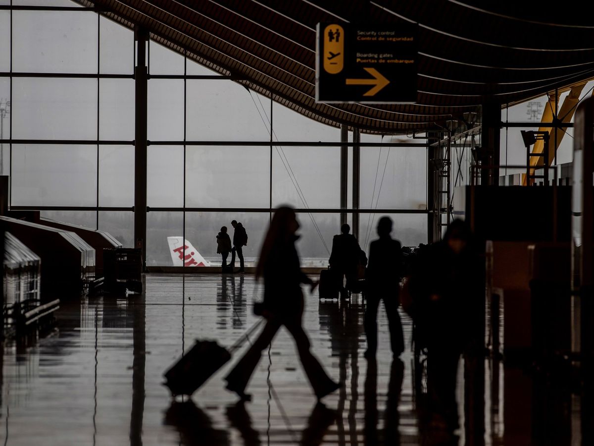 Foto: Vista del tránsito de viajeros por la T4 del Aeropuerto Adolfo Suarez Barajas en Madrid. (EFE)