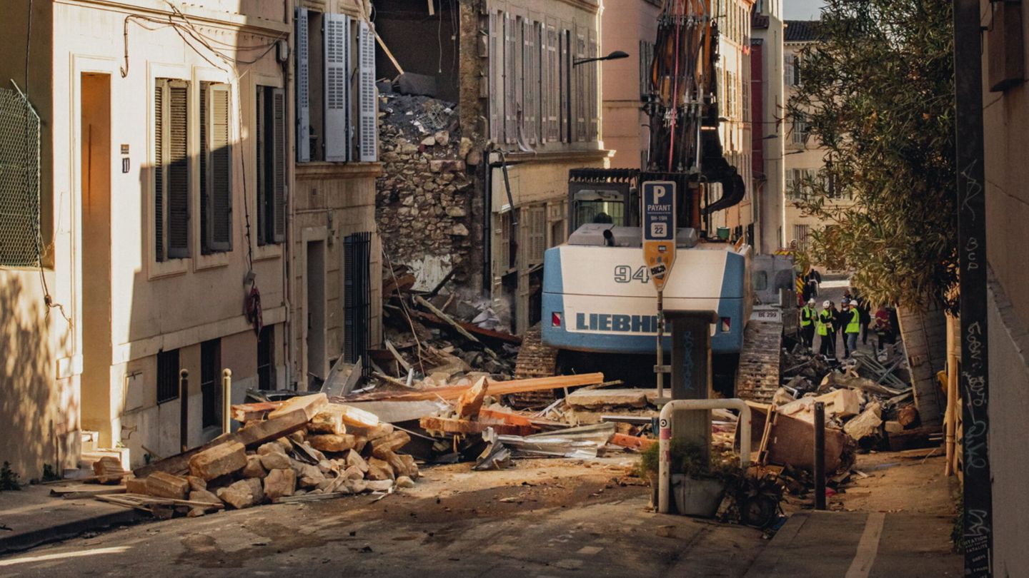 Trabajos en el edificio que se ha derrumbado en Marsella, Francia. (EFE/EPA/Orianne Ciantar Olive)