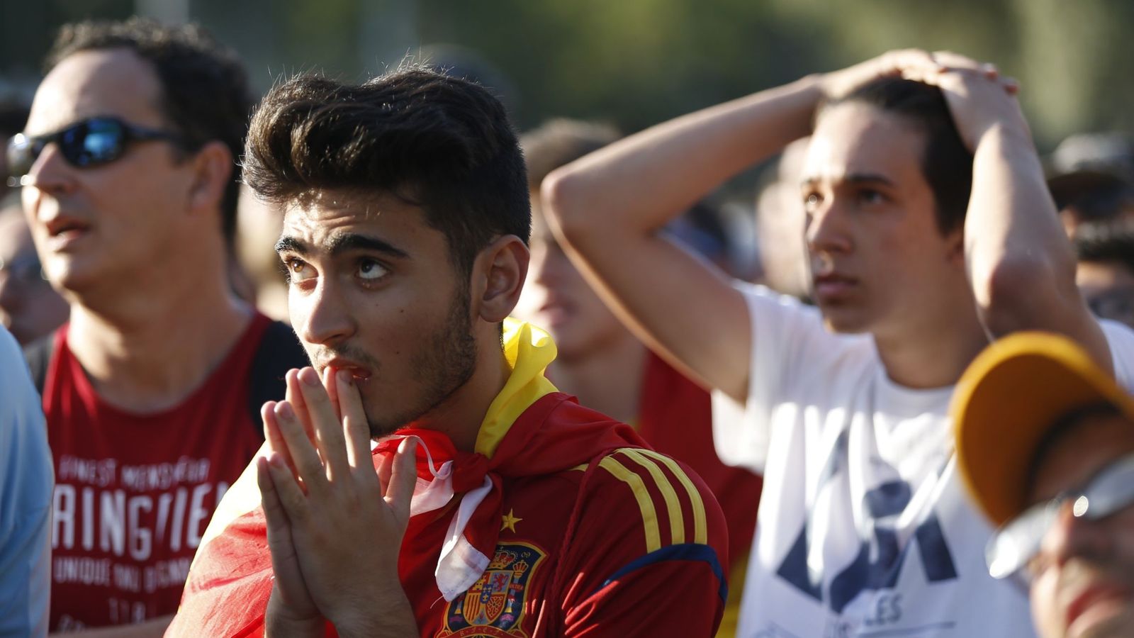 Foto: Varios espectadores en la plaza de Cataluña de Barcelona ven un partido de la selección. (EFE)