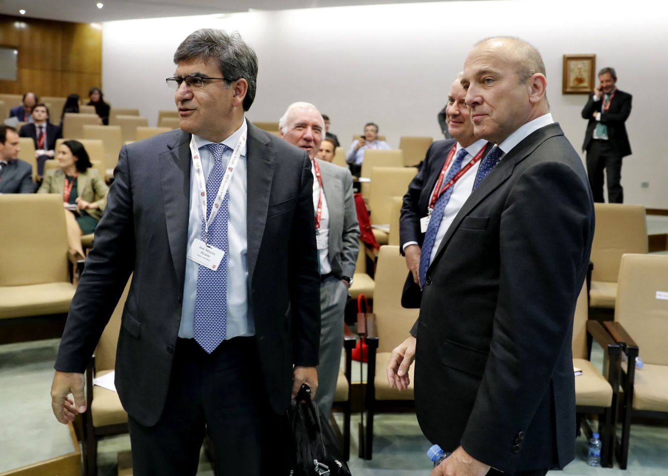 El consejero delegado del Banco Santander José Antonio Álvarez (i) junto al del Banco Popular, Pedro Lerena. (EFE)