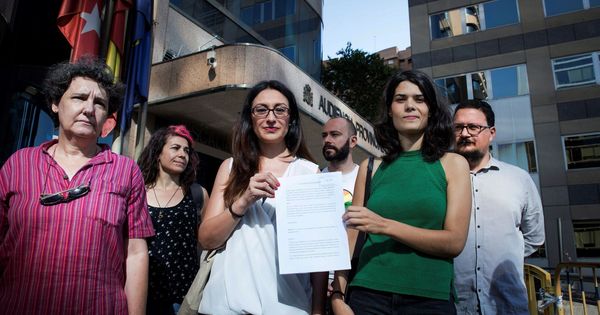 Foto: Isa Serra, junto a Sol Sánchez y Beatriz Gimeno, con la denuncia presentada. (EFE)