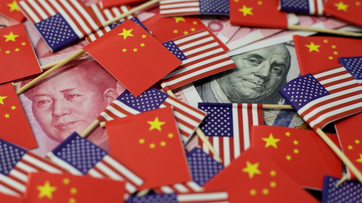 EEUU designa a China como "manipulador de divisas" y amenaza con represalias