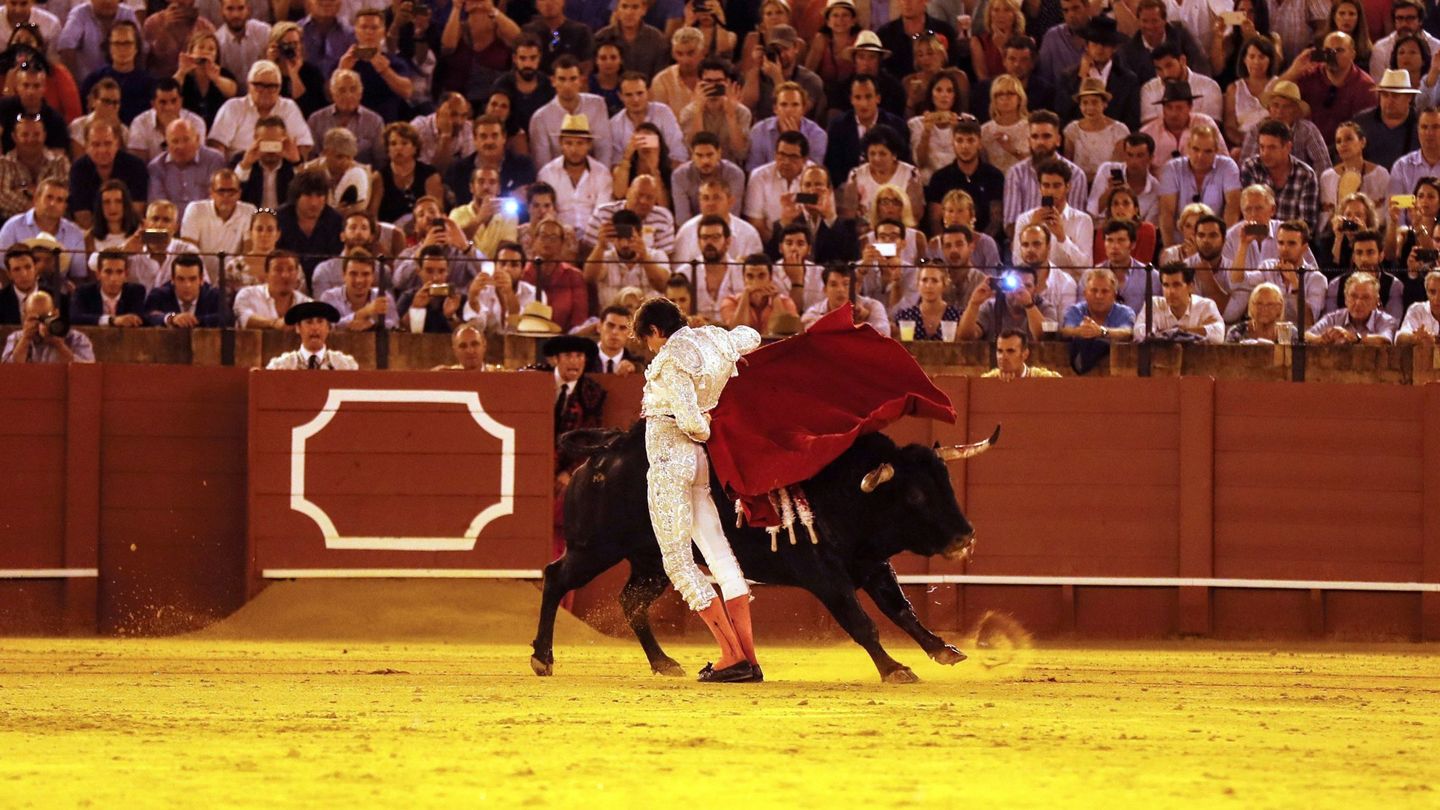 Roca Rey durante la corrida de la Feria de San Miguel en Sevilla (EFE)