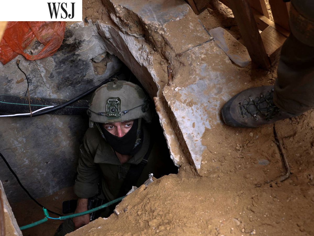 Foto: Soldados israelíes operan en un túnel en el complejo del hospital Al Shifa de Gaza, el pasado noviembre. (Reuters/Ronen Zvulun)