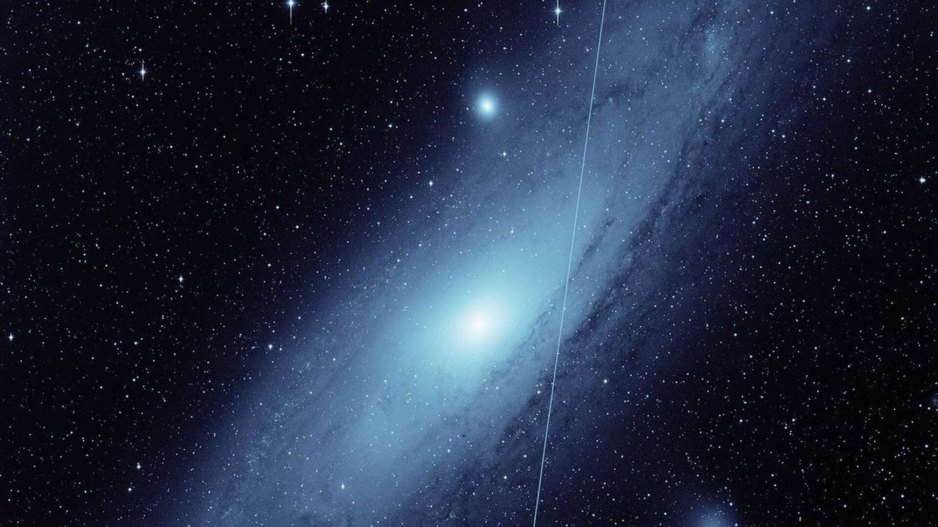 Foto: La raya vertical que estropea esta fotografía de la galaxia Andrómeda es un satélite Starlink (CalTech Optical Observatories/IPAC)