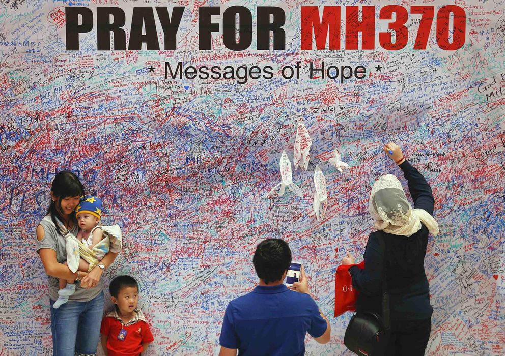 Foto: Una mujer deja mensajes de apoyo a los familiares de los pasajeros del vuelo MH370 en el aeropuerto de Kuala Lumpur (Reuters).