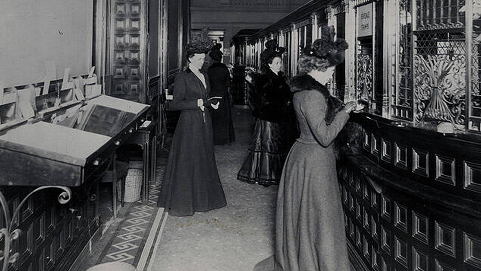 Mujeres en las ventanillas de los cajeros del Fifth Avenue Bank, en Nueva York en 1900. (Wikimedia)