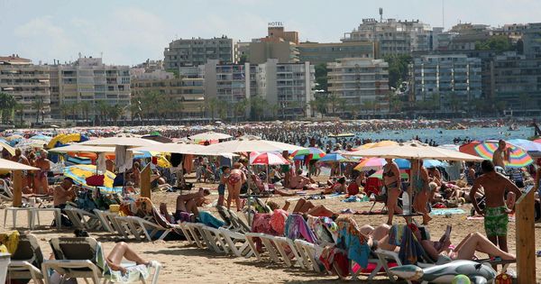 Foto: Imagen de la playa de Levante de Salou (Tarragona) en pleno mes de agosto. (EFE)