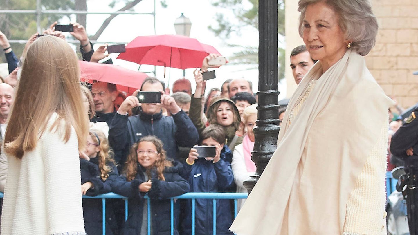 La reina Sofía charla con Leonor a la llegada a la catedral. (Limited Pictures)