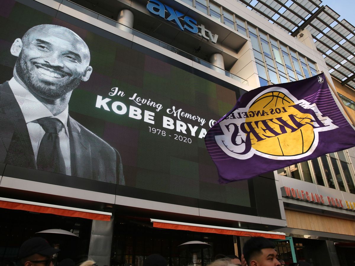 Foto: Homenajes a Kobe Bryant en el Staples Center de Los Angeles, California. (EFE)