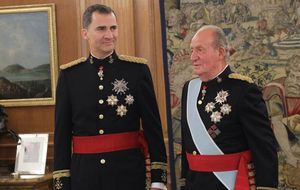 Don Juan Carlos coloca el fajín de capitán general a Felipe VI