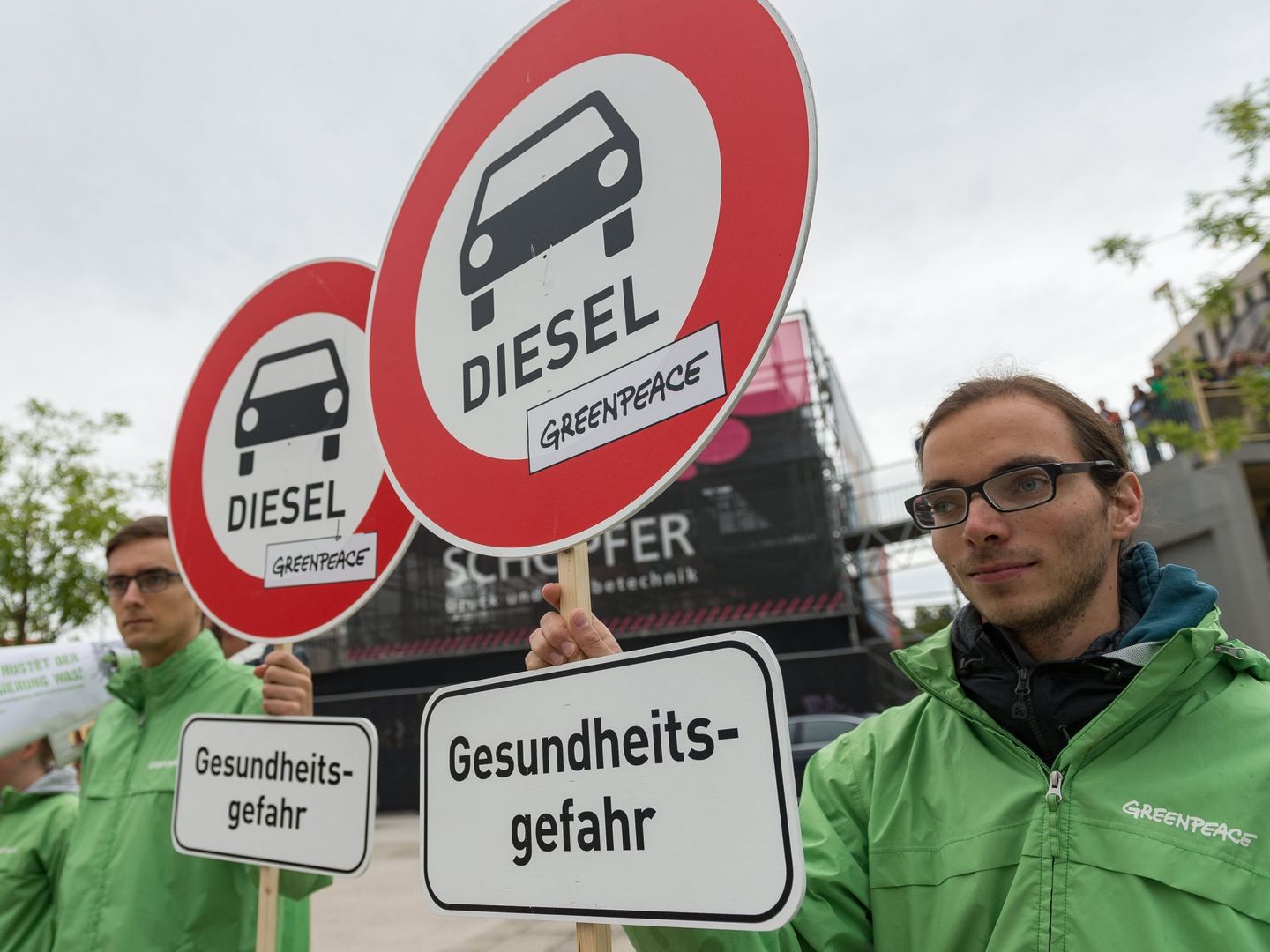 Diez grandes fabricantes de produjeron coches diésel que generan hasta 16 veces más emisiones que lo que establece la UE. (EFE)