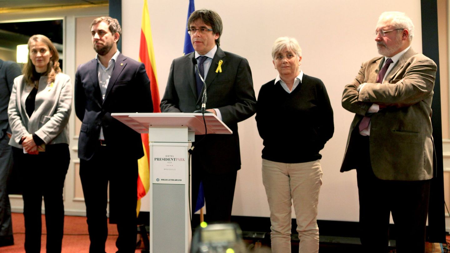 Carles Puigdemont (c), junto a los exconsellers Antoni Comín (2i), Clara Ponsatí (2d), Lluís Puig (d) y Meritxell Serret . (EFE)