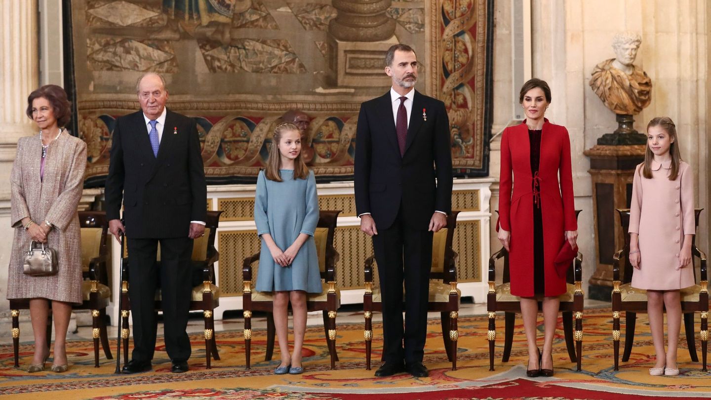 El rey Felipe VI y la reina Letizia, junto a sus hijas y los reyes eméritos. (EFE)