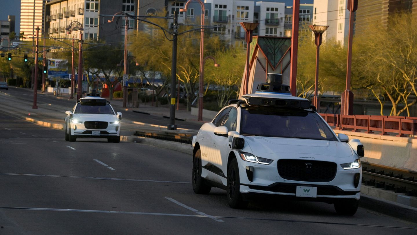 Dos vehículos autónomos de Waymo en las carreteras de Phoenix, Arizona, EEUU. (Reuters)