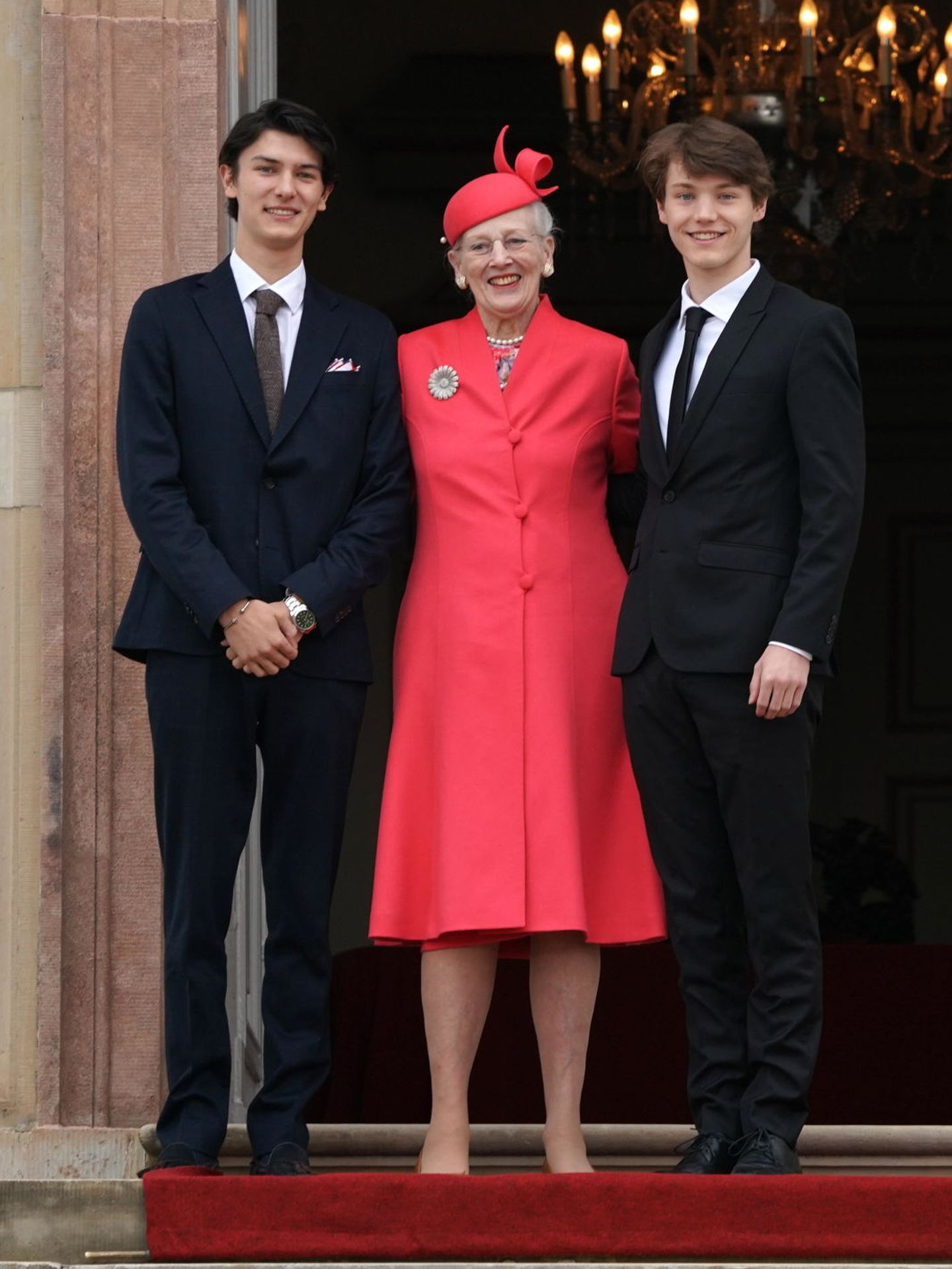 El príncipe Nicolás, a la izquierda de su abuela, la reina Margarita, y con su hermano Félix. (EFE/Keld Navntoft)