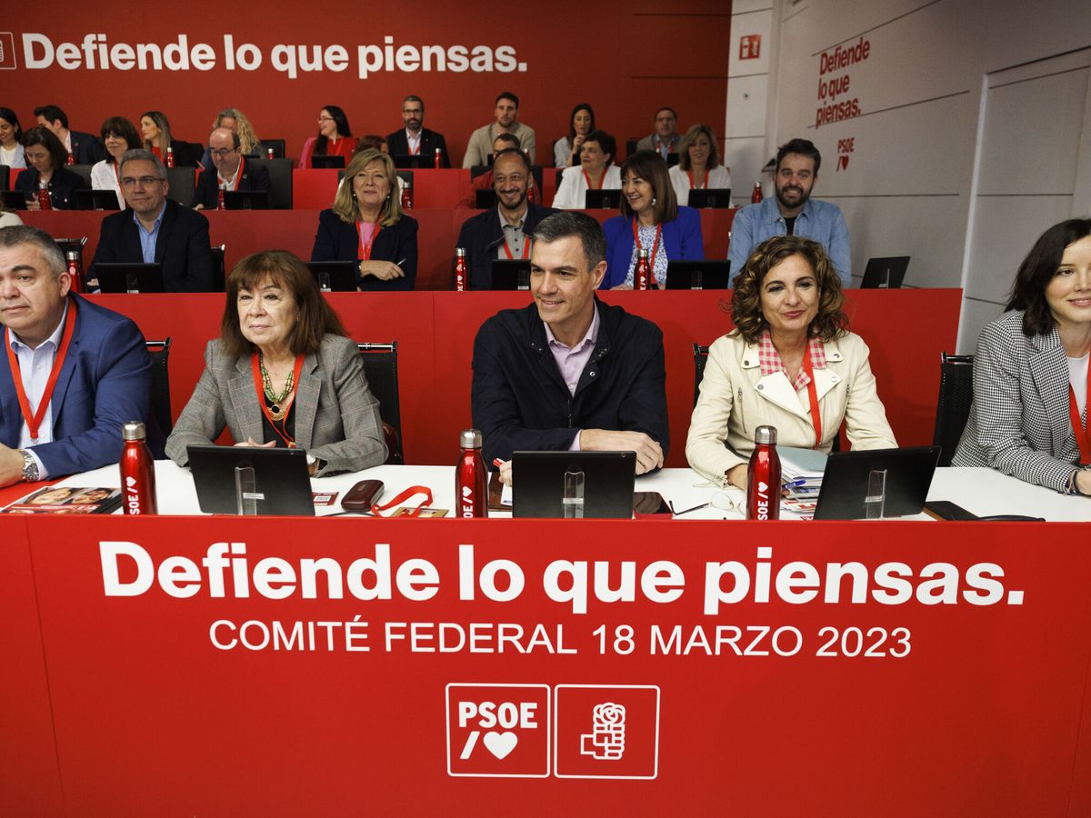 Foto: Pedro Sánchez, junto a parte de la dirección del PSOE, durante la celebración del último Comité Federal del partido antes del 28-M. (EFE/Sergio Pérez)
