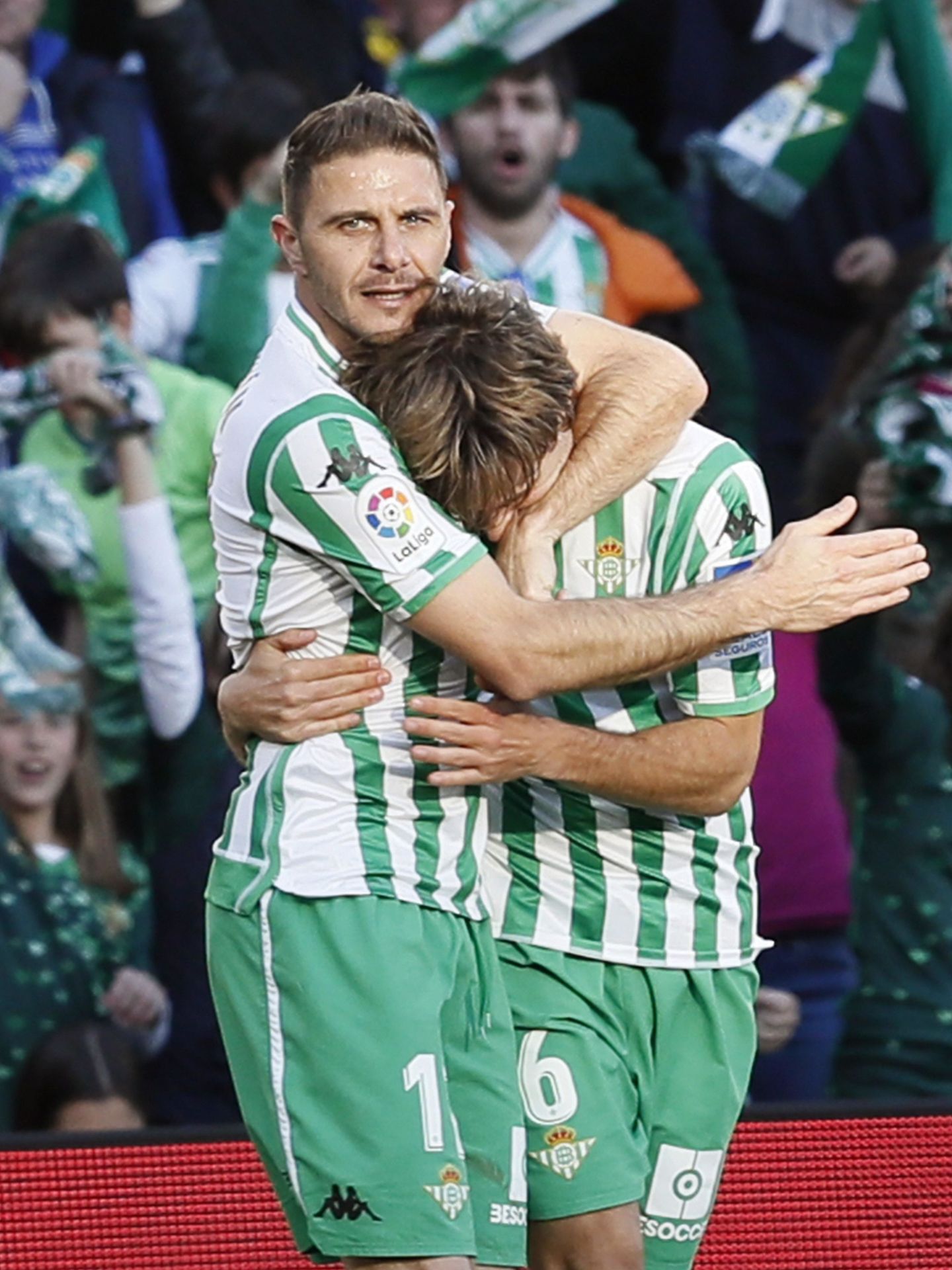 Joaquín y Canales celebrando un gol. (EFE)