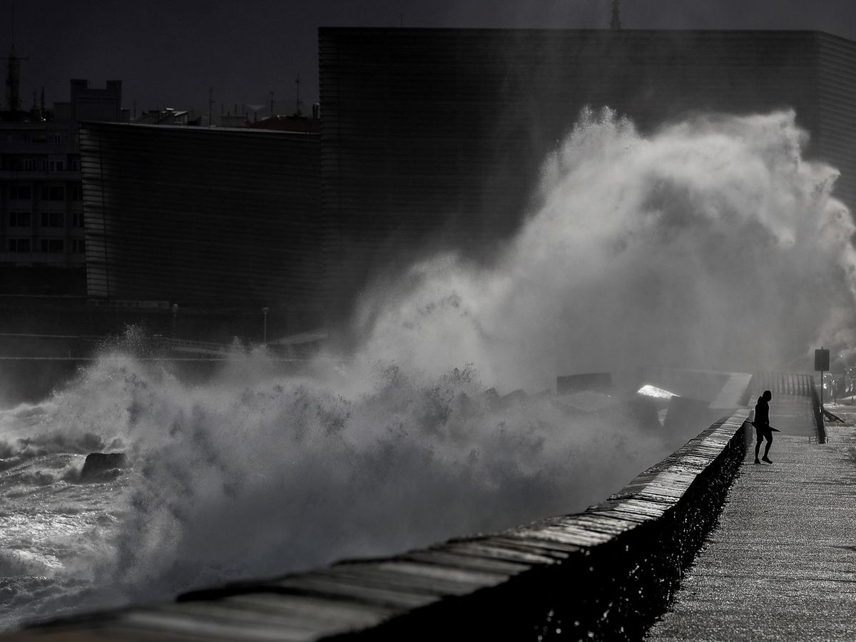 Foto: Una ola rompiendo en el Paseo Nuevo de San Sebastián. (EFE)