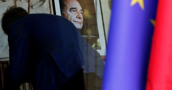 Foto: Una persona escribe en el libro de condolencias para el fallecido Jacques Chirac en el Palacio del Elíseo. (Reuters)