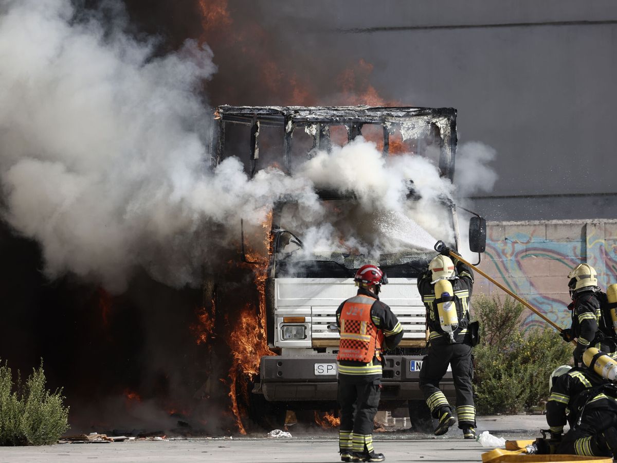 Foto: Vista de un incendio de un vehículo. (EFE/Jesús Diges)