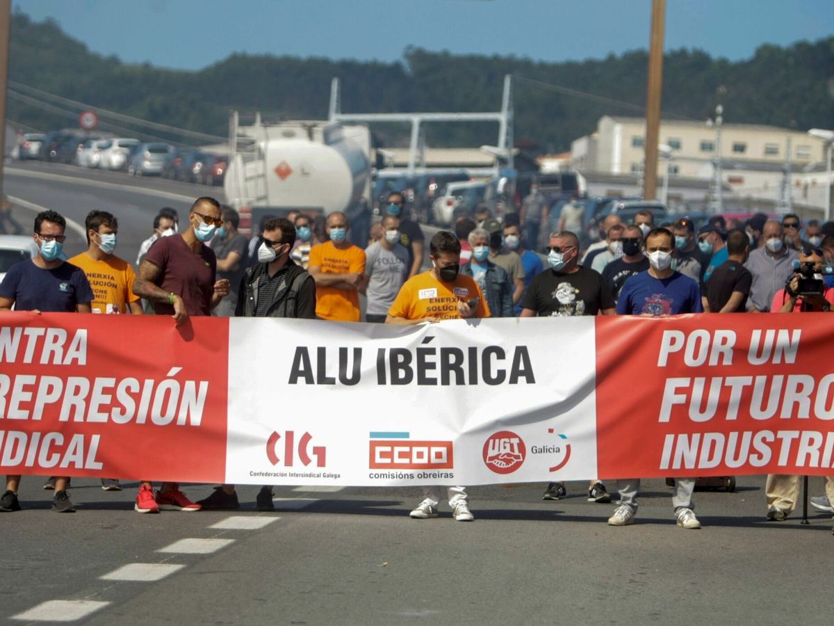 Foto: Trabajadores de Alu Ibérica se manifiestan en A Coruña. (EFE)